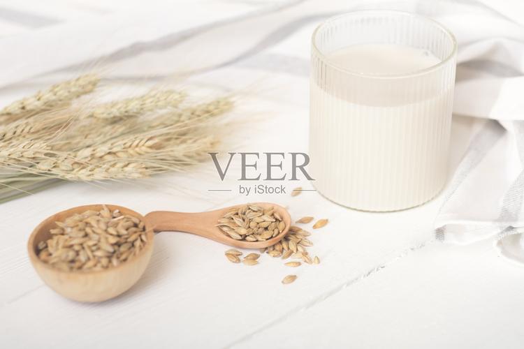 大麦奶作为不含乳制品的饮料不含乳糖钙和蛋白质的来源照片摄影图片